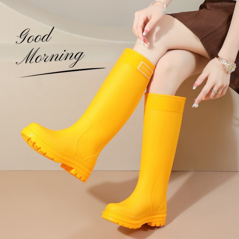 30dbe9af-04d4-49c0-93a8-203a0ccf1bd7_kasut-ketinggian-perempuan-kuning-pvc-hujan-fesyen-tidak-licin-kalis-air-kasut-kerja-dapur.jpg